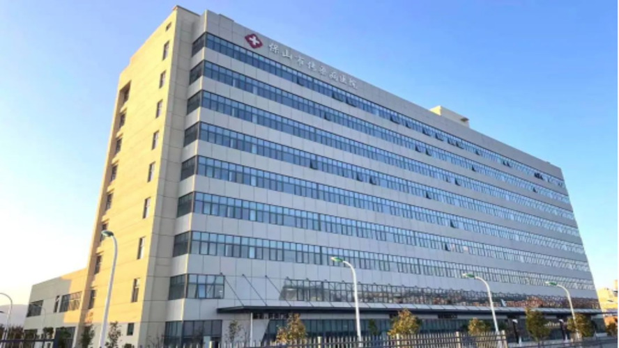 项目类型：楼宇自控系统、负压控制系统   项目概述： 保山市传染病医院（保山市二院感染病区）位于云南省保山市隆阳区青阳片区正德路以南、升庵路以北，归汉路以西，距离云南省保山市第二人民医院院本部8.3公里。是云南省「双提升」工程之一，设置编制床位数300床，设负压病房8间、重症监护病房6间、普通病房180间。 项目主要控制楼宇的空调机组、新风机组、送排风机、负压病房的电动密闭阀、变风量阀，通过监测房间的压差来调控风机阀门的运行实现病房的负压控制。
